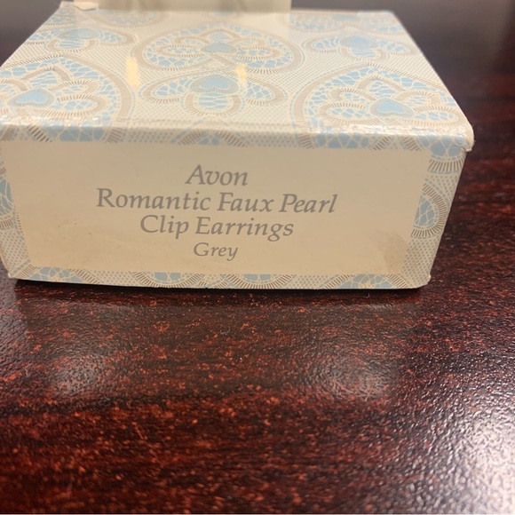 Avon Romantic Faux Pearl Gray Gold Drop  clip  Earrings NIB 1989 - Picture 3 of 4